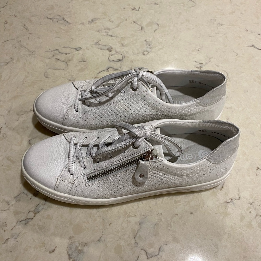 Remonte white sneaker with side zipper - size 8 1/2